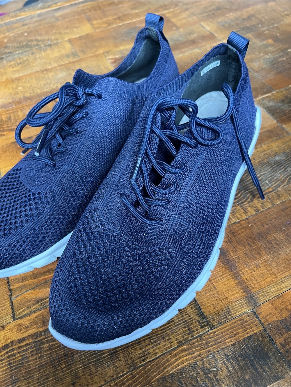 Navy stretchy walking shoes